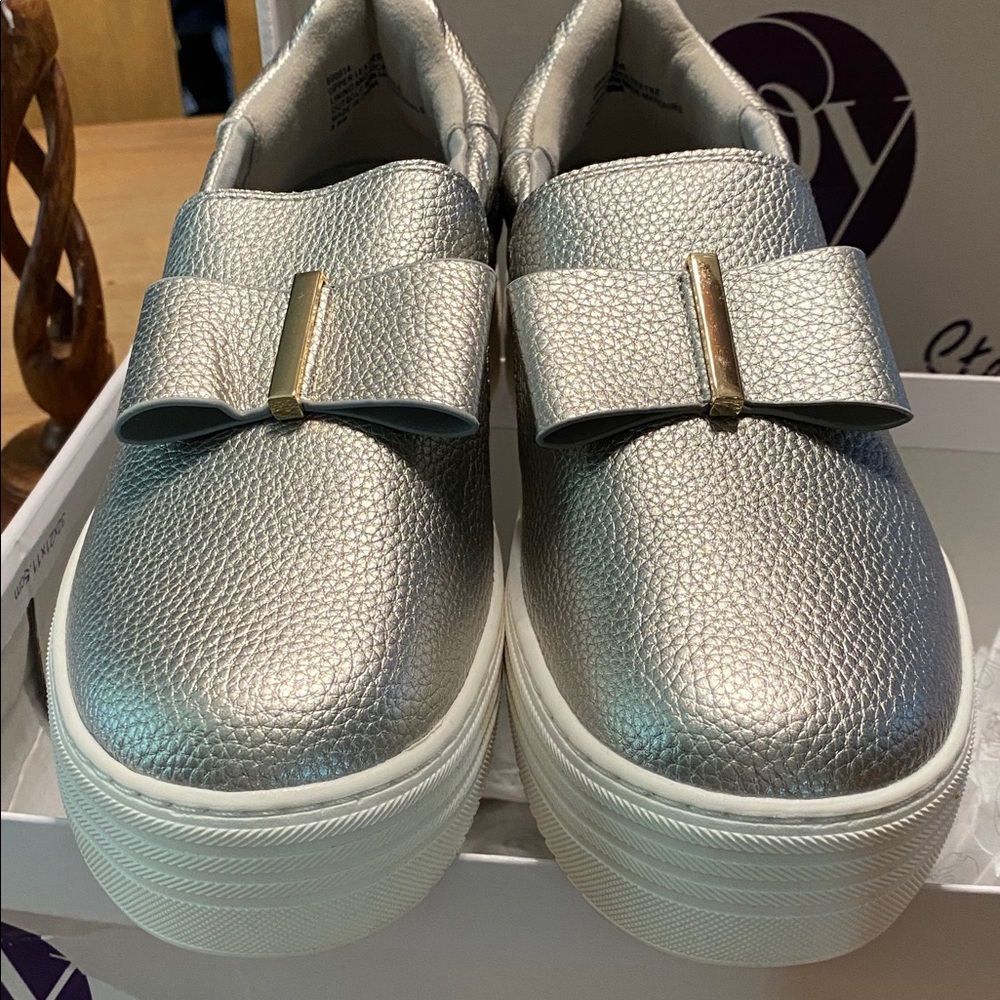 Joy 8.5 WIDE Silver quilted leather platform flats with Bow Accent ortho insole